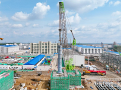 中能建松原氫能產(chǎn)業(yè)園（綠色氫氨醇一體化）項(xiàng)目氨合成塔吊裝完成